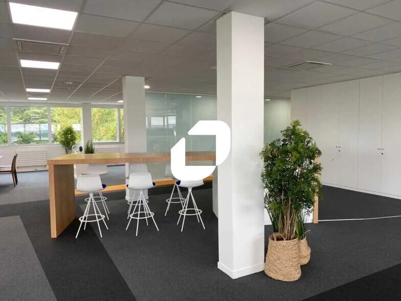 Office in Cergy for lease - Building Photo - Image 2 of 28