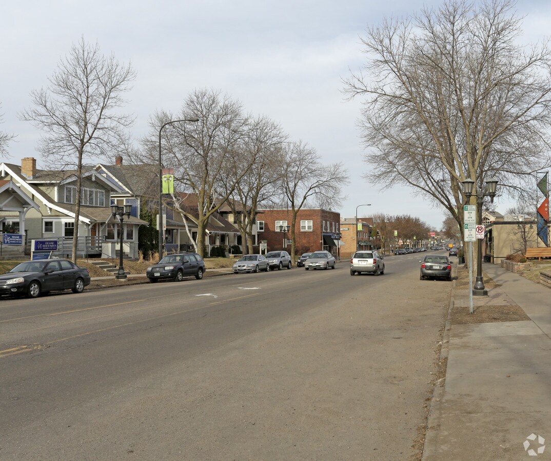 975 Grand Ave, Saint Paul, MN 55105