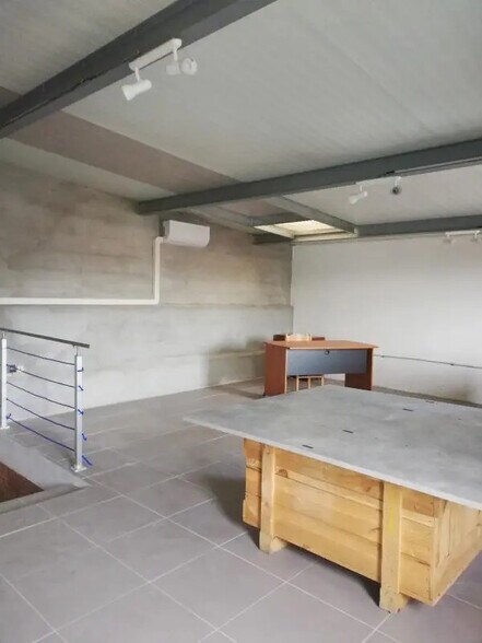 Industrial in Messimy for lease - Building Photo - Image 2 of 8