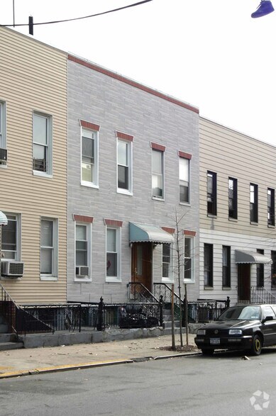 861 Woodward Ave, Flushing, NY for sale - Primary Photo - Image 1 of 1