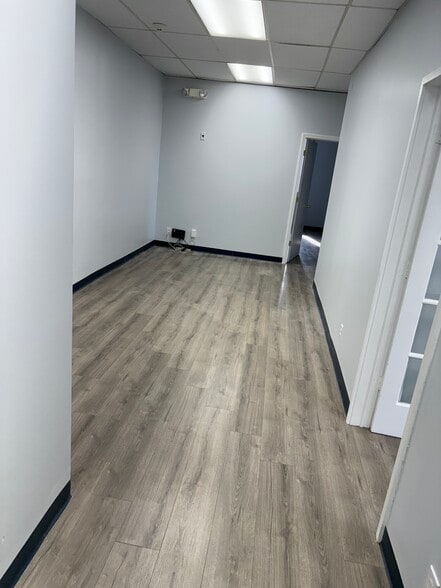 241 Molnar Dr, Elmwood Park, NJ for lease - Building Photo - Image 2 of 24