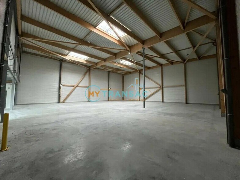 Flex in Courtry for sale - Building Photo - Image 3 of 13