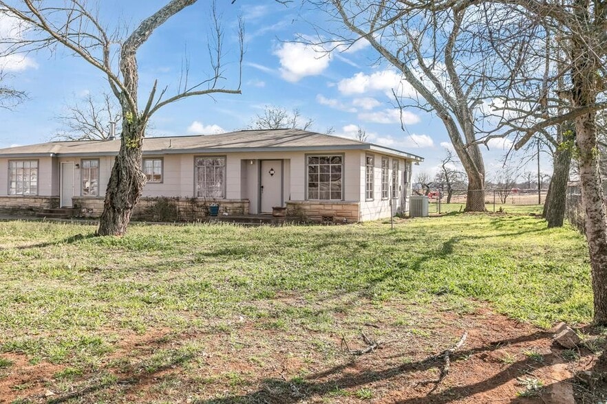 591 Friendship Ln, Fredericksburg, TX for sale - Building Photo - Image 2 of 4