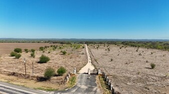Uvalde 560 - Land