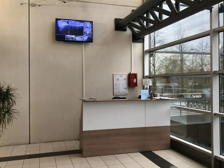 Office in Poissy for lease - Building Photo - Image 2 of 8