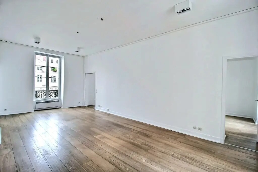 Office in Paris for lease Interior Photo- Image 1 of 5