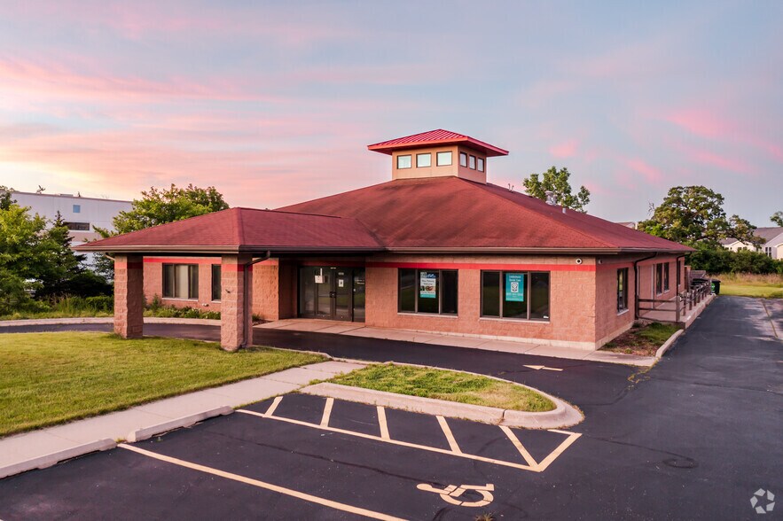 3065 Falling Waters Blvd, Lindenhurst, IL for sale - Primary Photo - Image 1 of 1