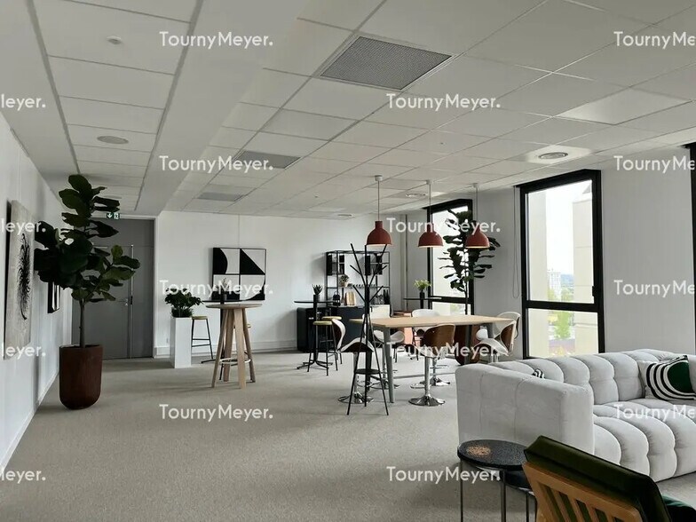 Office in Bordeaux for lease - Interior Photo - Image 3 of 12