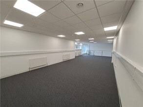 Chippenham Dr, Milton Keynes for lease Interior Photo- Image 2 of 3