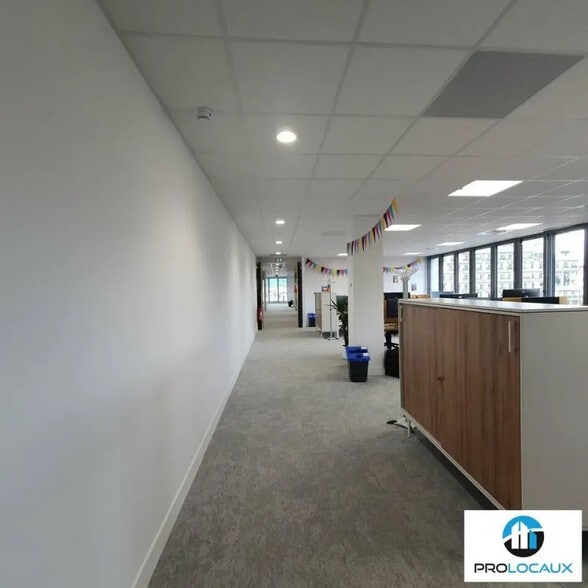 Office in Grenoble for lease - Building Photo - Image 2 of 12