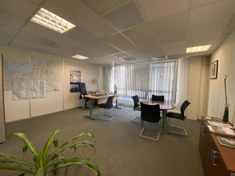 Office in Rouen for lease - Interior Photo - Image 3 of 5