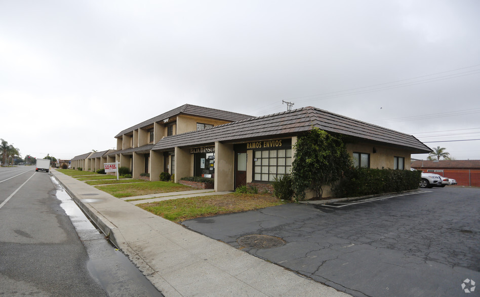 4025-4051 Saviers Rd, Oxnard, CA for lease - Building Photo - Image 1 of 5