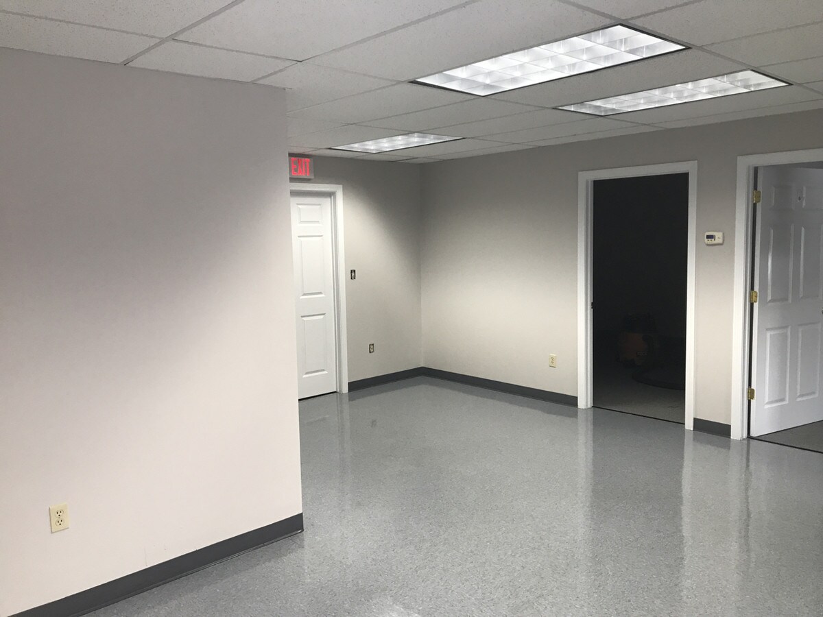 345 Nutmeg Rd S, South Windsor, CT 06074