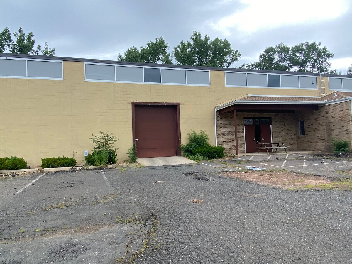 24 E Newberry Rd, Bloomfield, CT 06002