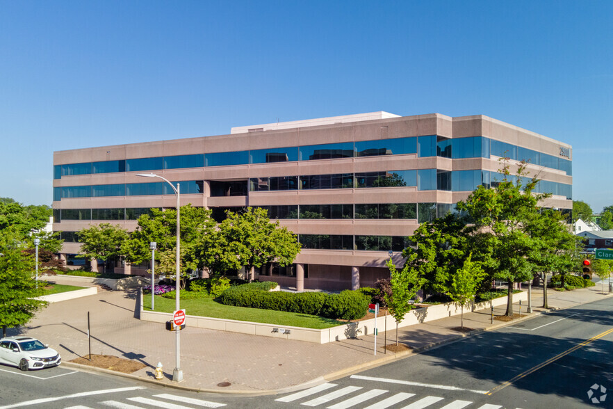 2500 Wilson Blvd, Arlington, VA for lease - Building Photo - Image 1 of 5