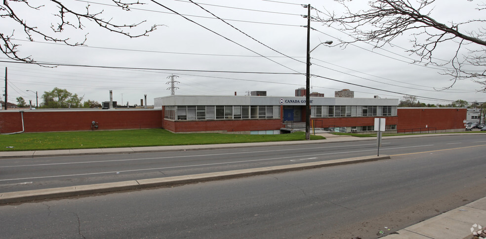 1381 Castlefield Ave, Toronto, ON for lease - Primary Photo - Image 1 of 2