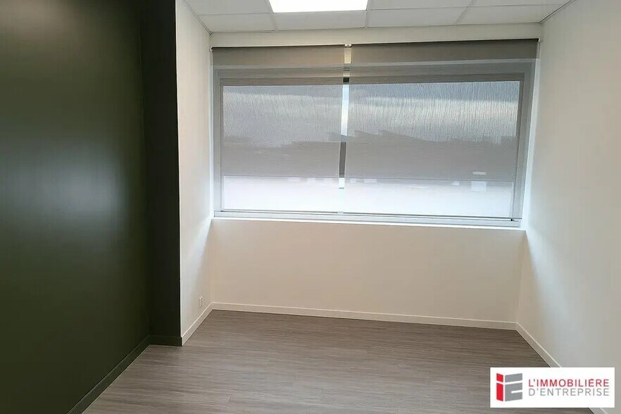 Retail in Vitré for lease - Interior Photo - Image 3 of 12