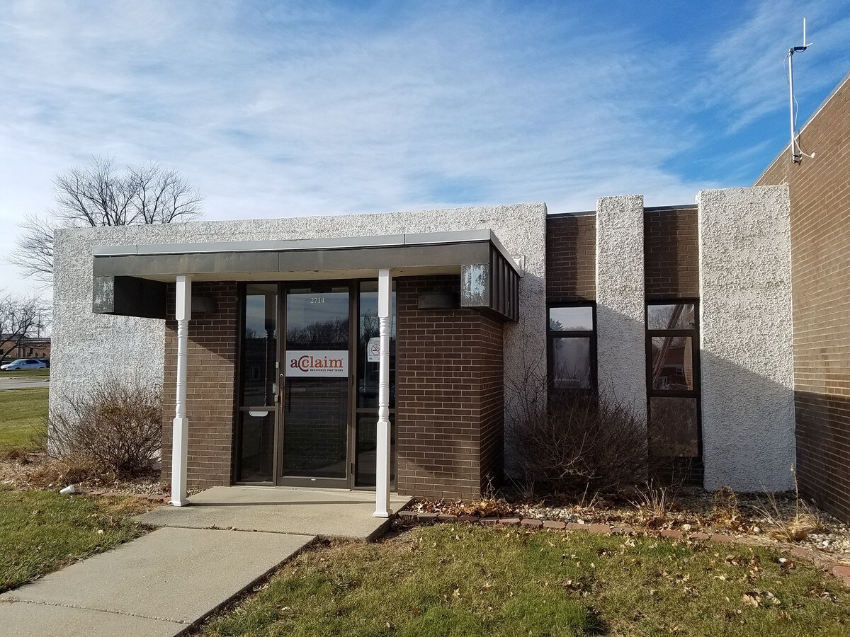 2714 McGraw Dr, Bloomington, IL 61704