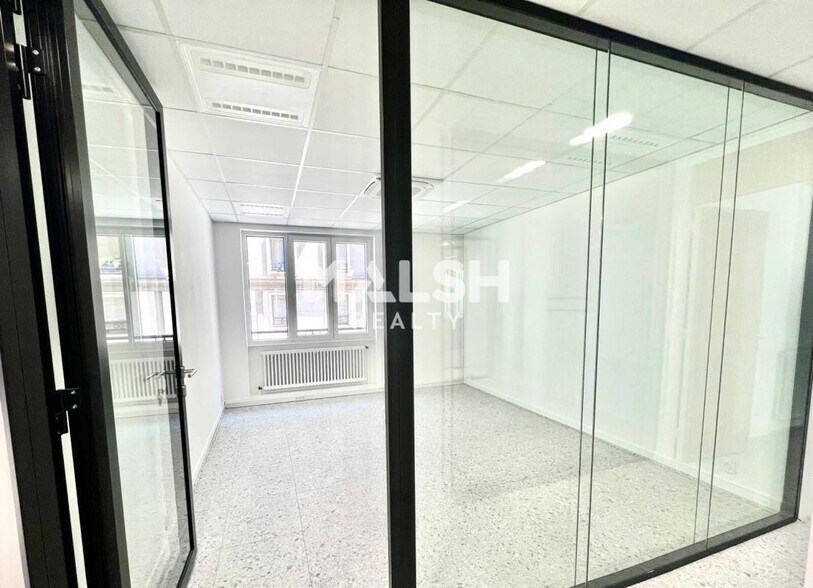 Office in Lyon for lease - Building Photo - Image 2 of 9