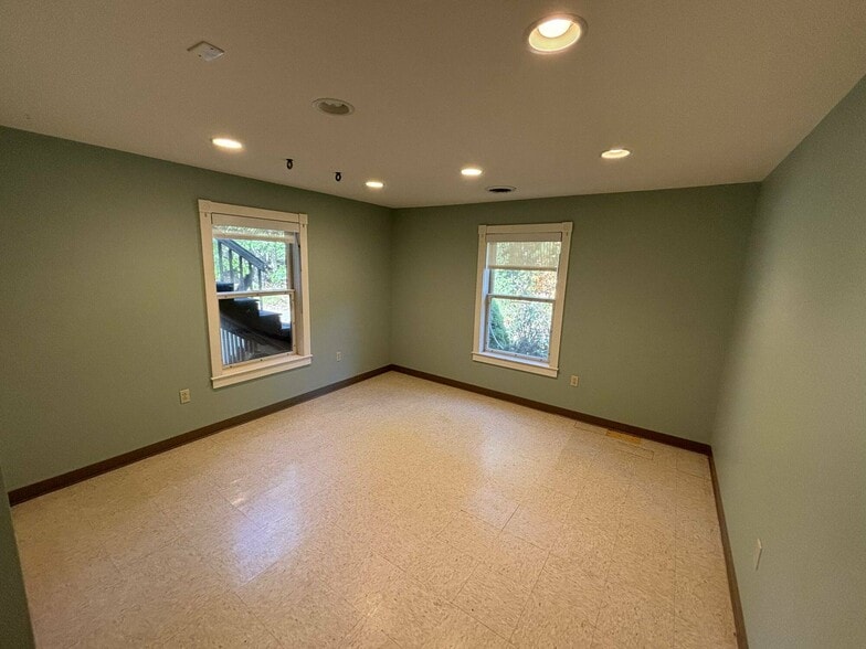 6 Madelyn Ln, Rockport, ME for lease - Interior Photo - Image 3 of 6