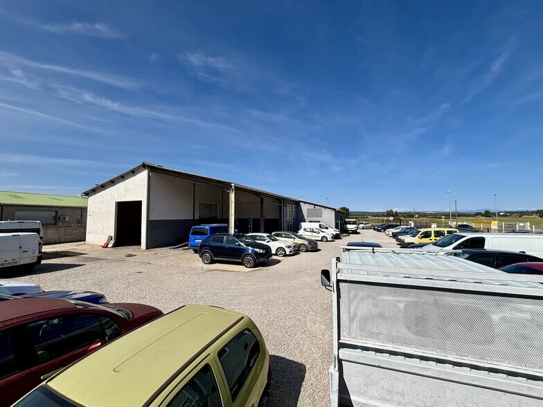 Retail in Saint-Maximin-la-Sainte-Baume for lease - Building Photo - Image 2 of 4