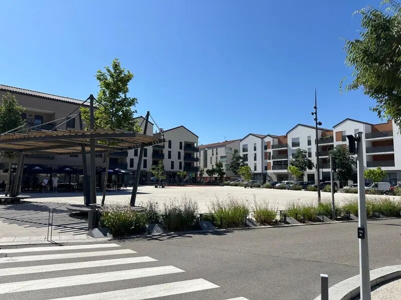 Retail in Saint-Laurent-de-Mure for lease Building Photo- Image 1 of 6