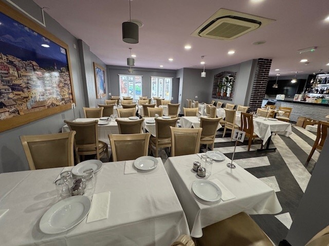 6-7 Sewardstone Rd, Waltham Abbey for lease Building Photo- Image 1 of 6