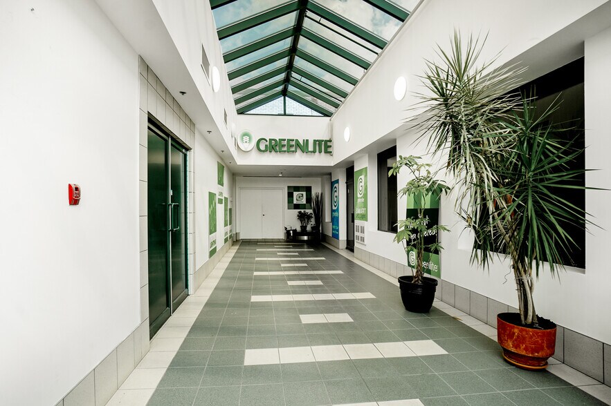 115-117 Boul Brunswick, Pointe-claire, QC for lease - Building Photo - Image 2 of 12