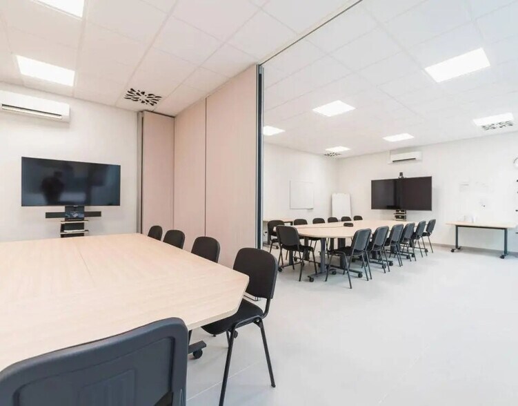 Office in Poitiers for lease - Building Photo - Image 2 of 5