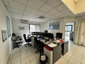 Office in Saint-Bonnet-de-Mure for lease Interior Photo- Image 1 of 5