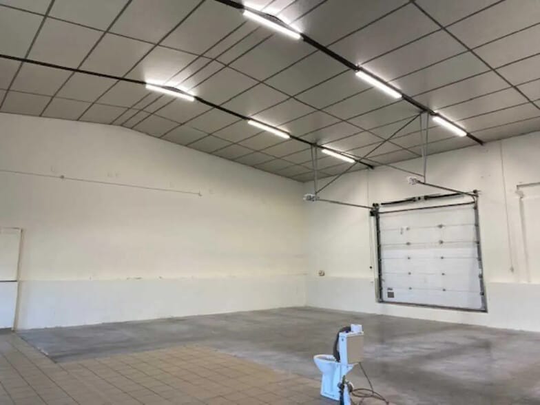 Flex in Décines-Charpieu for lease - Interior Photo - Image 2 of 4