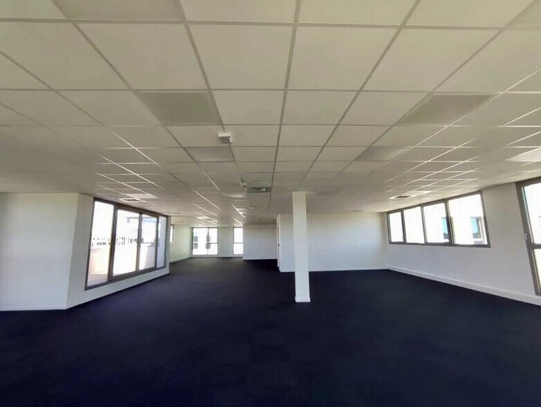 Office in Saint-Martin-du-Vivier for lease - Building Photo - Image 2 of 14