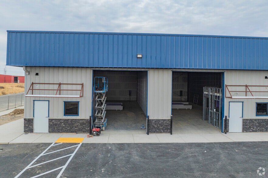 1200 Montclaire Dr, Ceres, CA for lease - Building Photo - Image 3 of 14