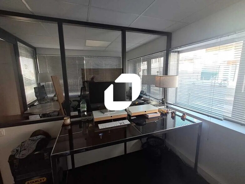 Office in Bordeaux for lease - Interior Photo - Image 1 of 6