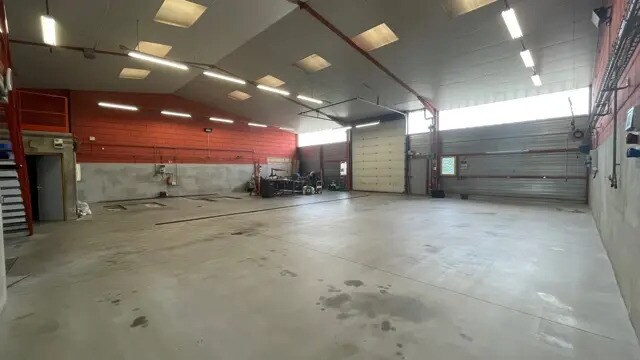 Industrial in Tossiat for lease Interior Photo- Image 1 of 9