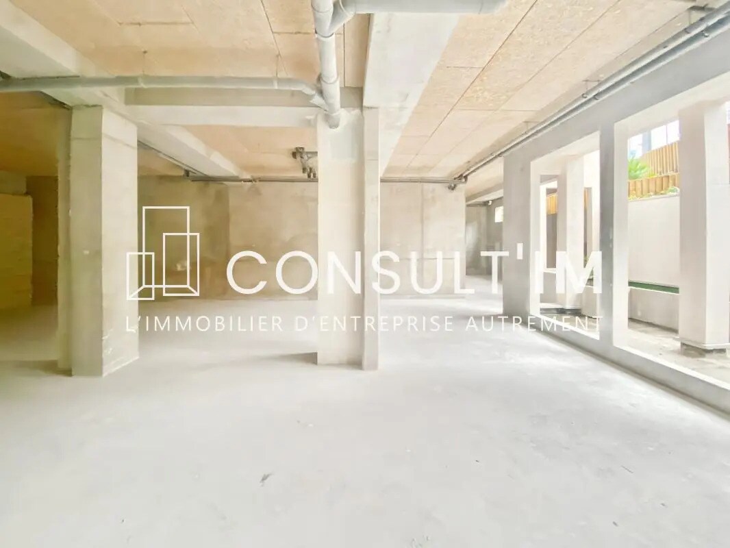 Retail in Clichy for lease Interior Photo- Image 1 of 8