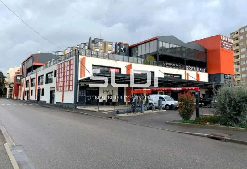 Retail in Bourgoin-Jallieu for lease - Building Photo - Image 3 of 6