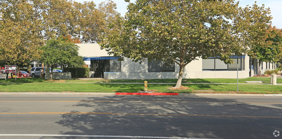 5111-5117 Johnson Dr, Pleasanton, CA for lease - Building Photo - Image 2 of 3