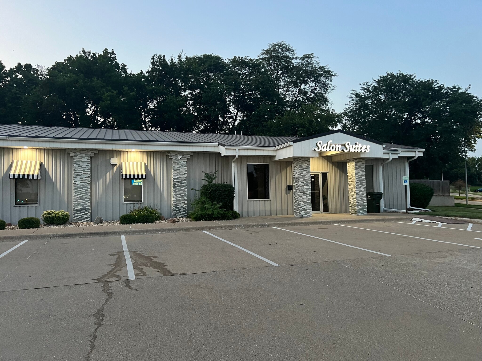 1301 W 1st Ave, Sioux City, IA for lease Building Photo- Image 1 of 6