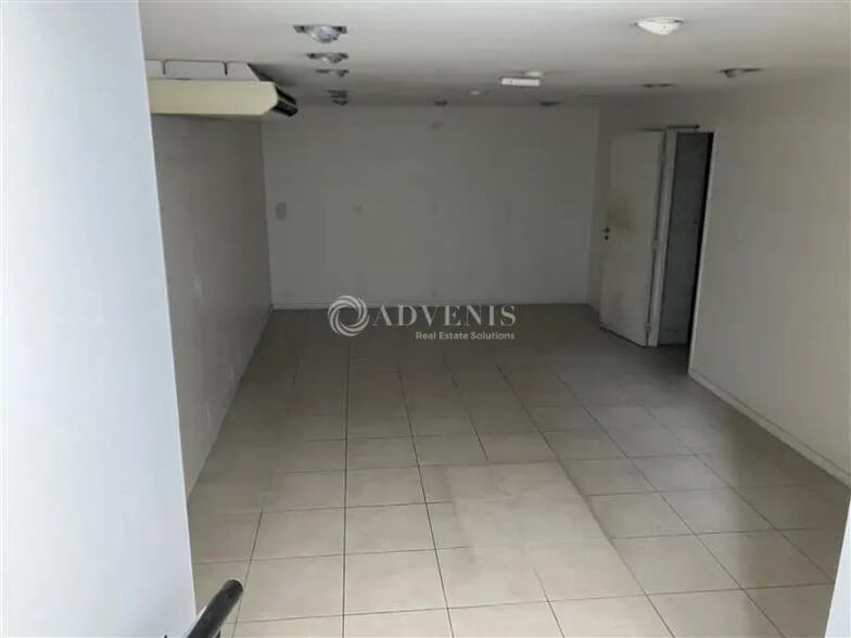 Retail in Bourges for lease - Interior Photo - Image 3 of 4