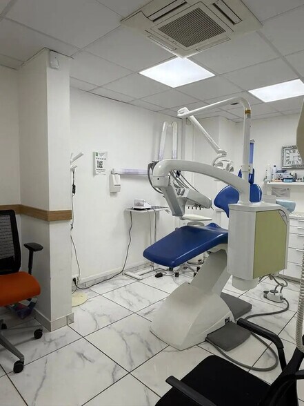 Retail in Villemomble for lease - Interior Photo - Image 1 of 4