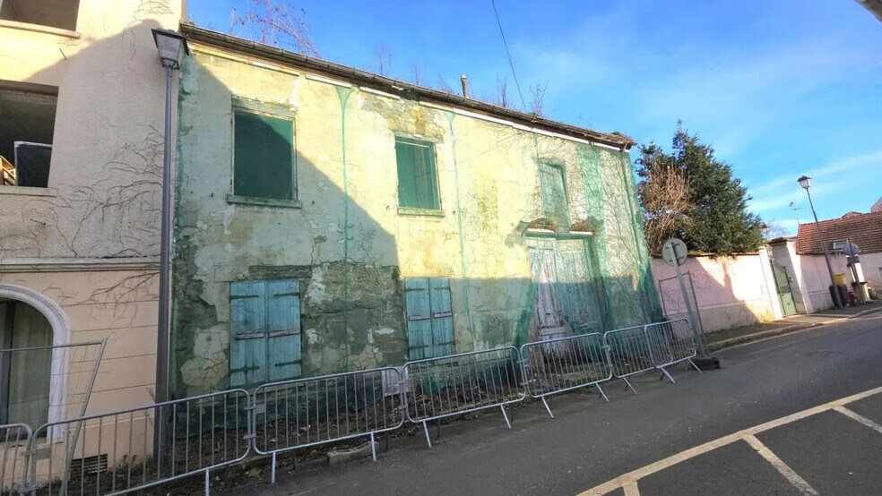 Flex in Cergy for sale - Building Photo - Image 2 of 18