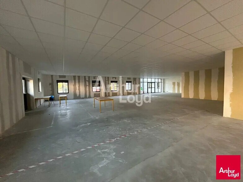 Office in La Chaussée-Saint-Victor for lease - Interior Photo - Image 3 of 3