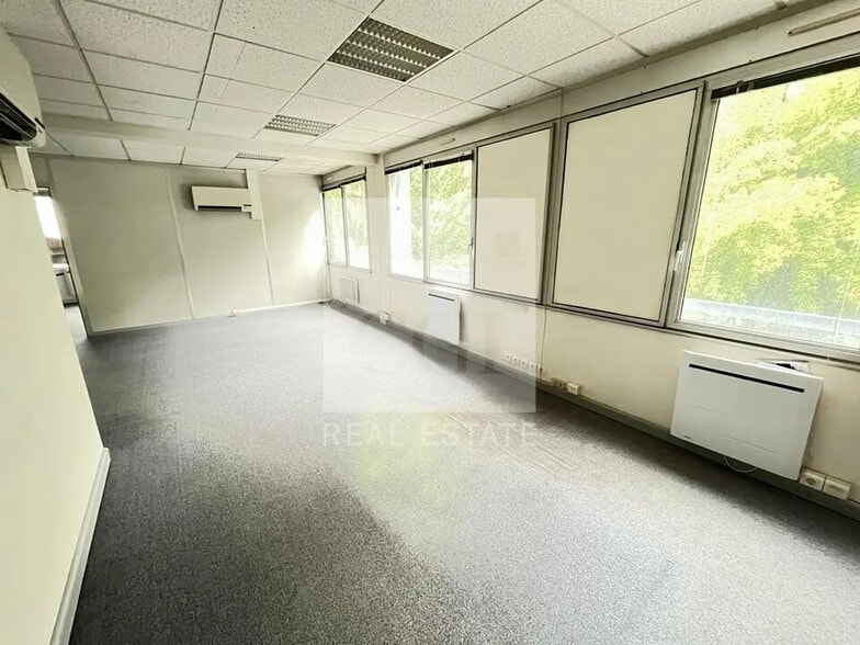 Office in Lissieu for sale - Interior Photo - Image 2 of 5
