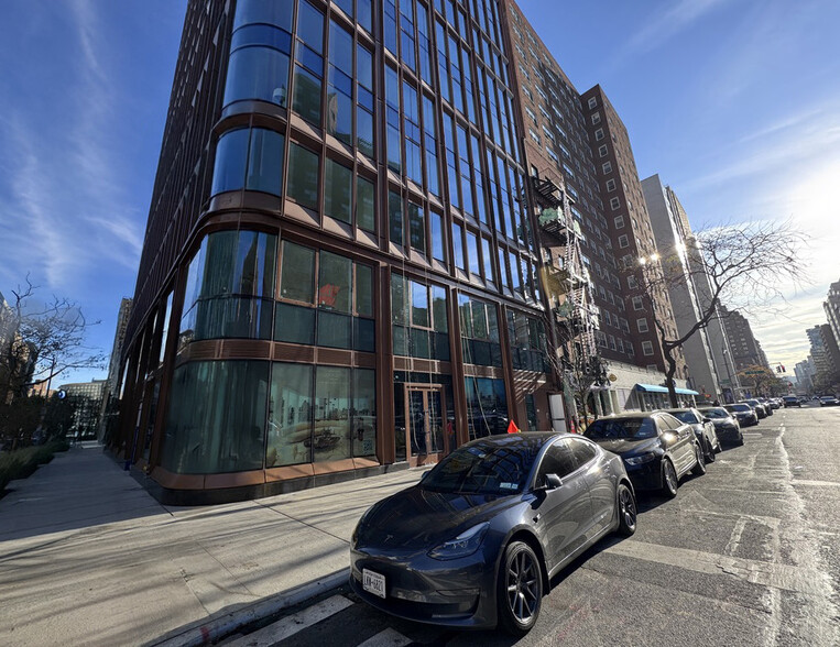 243 3rd Ave, New York, NY for lease - Building Photo - Image 1 of 4