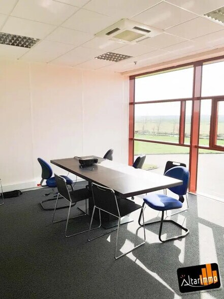 Office in Vernouillet for lease - Building Photo - Image 2 of 4