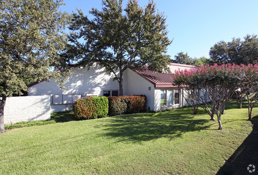 2761 E Trinity Mills Rd, Carrollton, TX for lease - Primary Photo - Image 3 of 13
