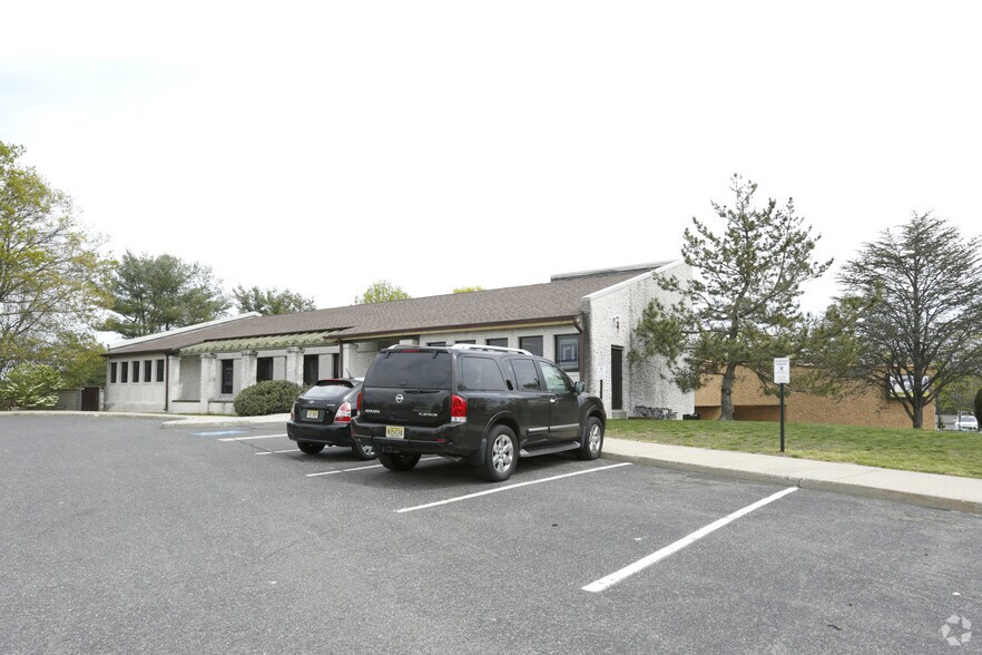 1 Corbett Way, Eatontown, NJ for lease - Building Photo - Image 3 of 5