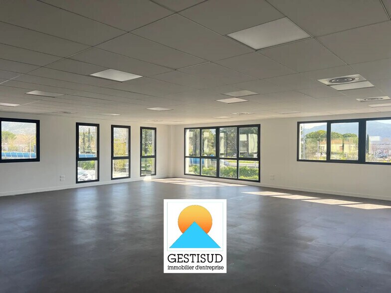 Office in Aubagne for lease - Interior Photo - Image 1 of 3