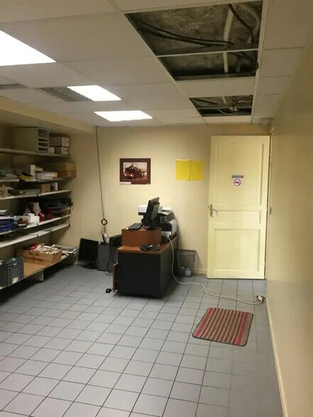 Retail in Paris for lease - Building Photo - Image 2 of 4